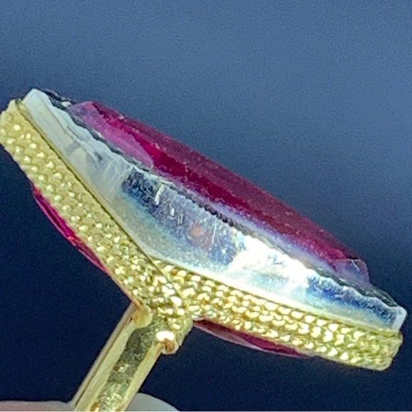 Beautiful Midcentury 18K Gold Ring with Ruby Colored Gemstone - Picture 6 of 17